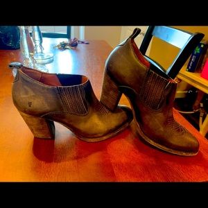 Gently worn leather boot shoes size 9M